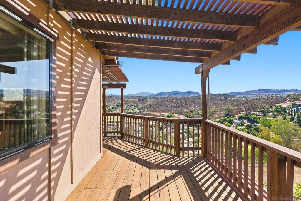 12886 Castle Court Drive, Lakeside, CA 92040