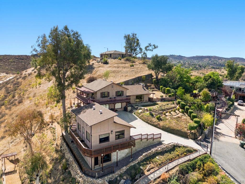 12886 Castle Court Drive, Lakeside, CA 92040