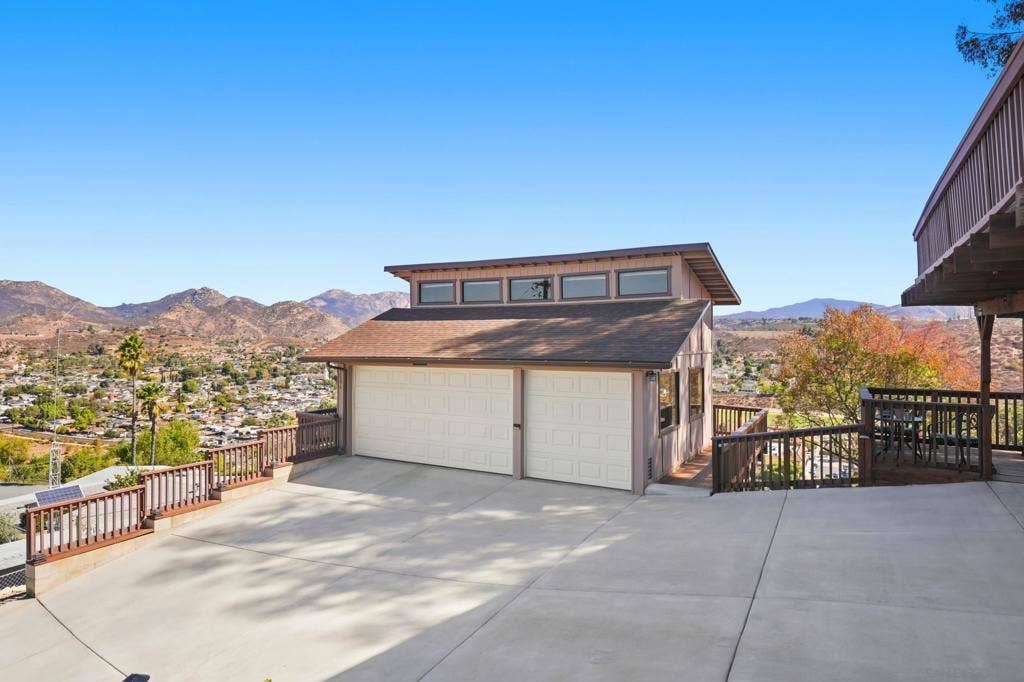 12886 Castle Court Drive, Lakeside, CA 92040