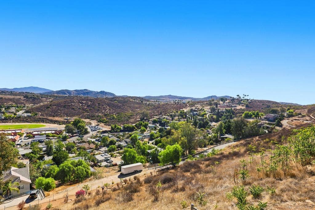 12886 Castle Court Drive, Lakeside, CA 92040