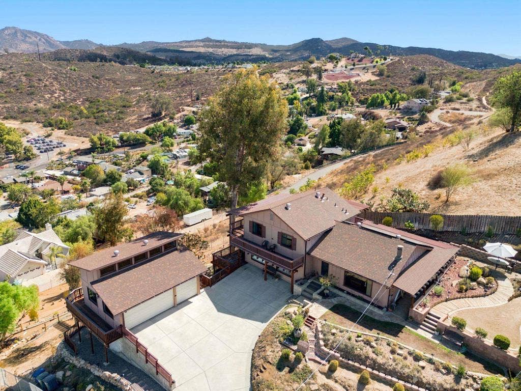 12886 Castle Court Drive, Lakeside, CA 92040