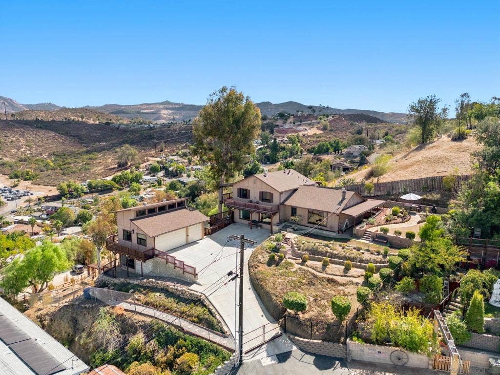 12886 Castle Court Drive, Lakeside, CA 92040