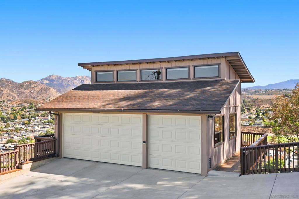 12886 Castle Court Drive, Lakeside, CA 92040