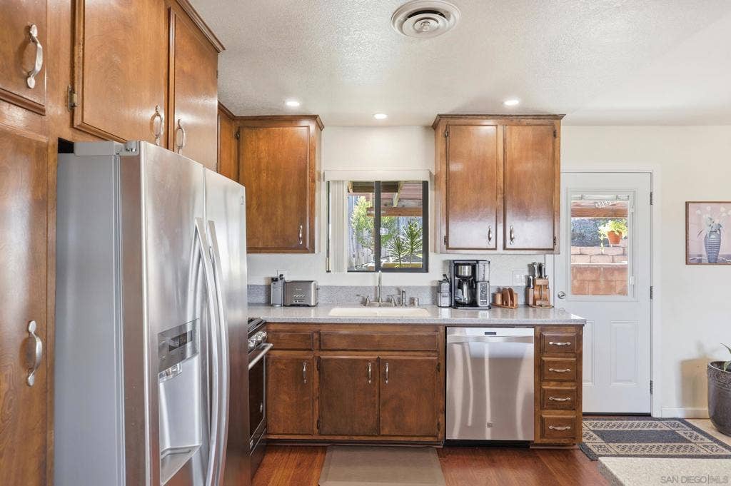 12886 Castle Court Drive, Lakeside, CA 92040