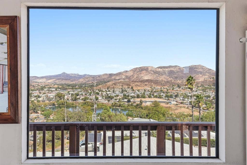 12886 Castle Court Drive, Lakeside, CA 92040
