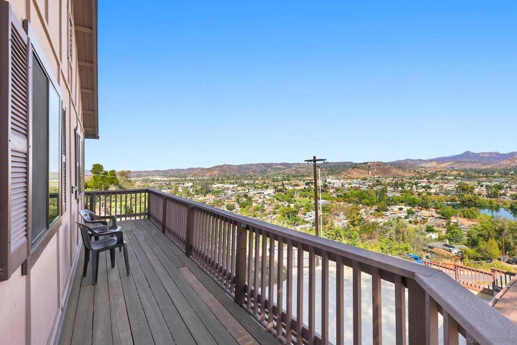 12886 Castle Court Drive, Lakeside, CA 92040