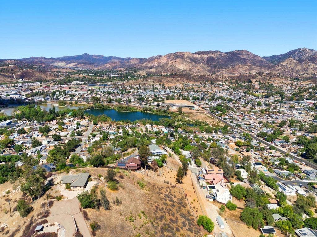 12886 Castle Court Drive, Lakeside, CA 92040