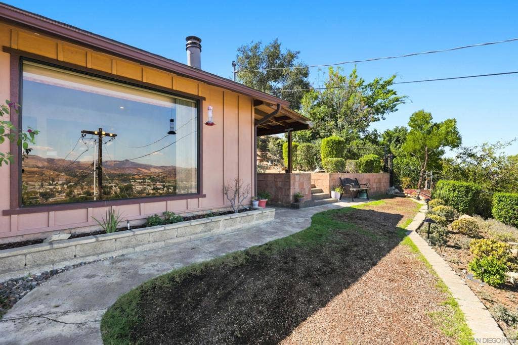 12886 Castle Court Drive, Lakeside, CA 92040