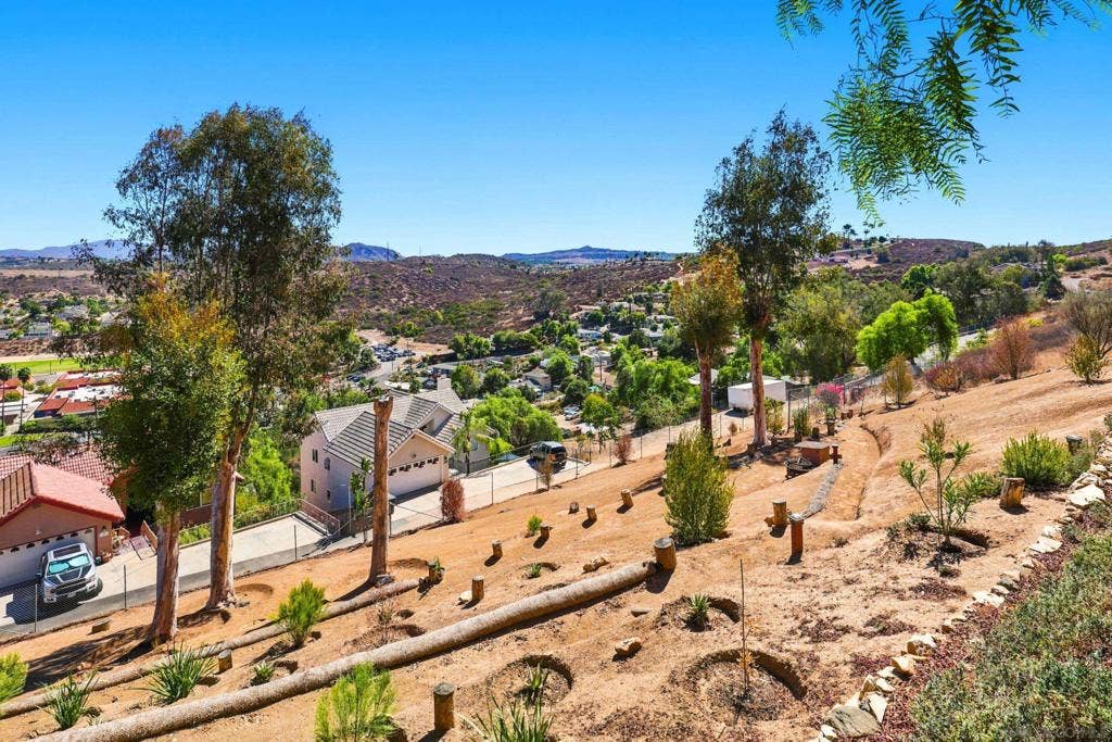 12886 Castle Court Drive, Lakeside, CA 92040