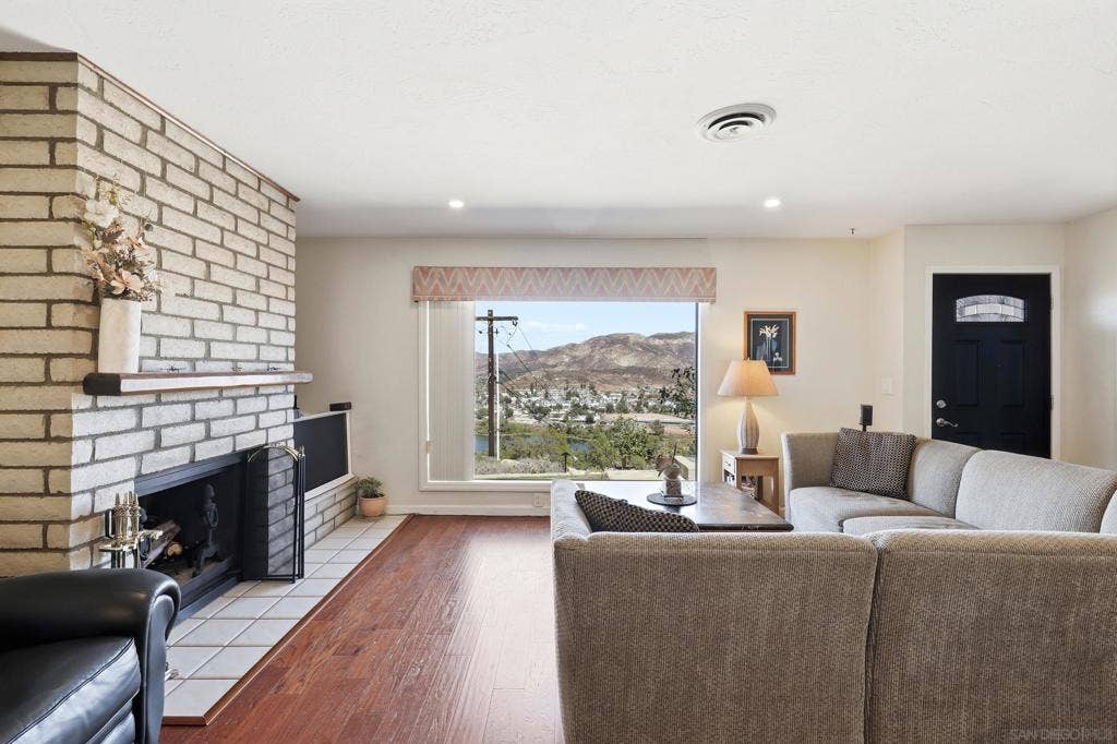 12886 Castle Court Drive, Lakeside, CA 92040