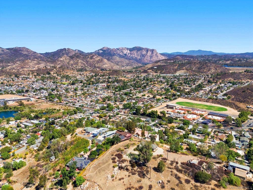 12886 Castle Court Drive, Lakeside, CA 92040