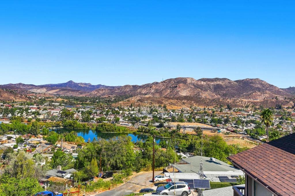 12886 Castle Court Drive, Lakeside, CA 92040