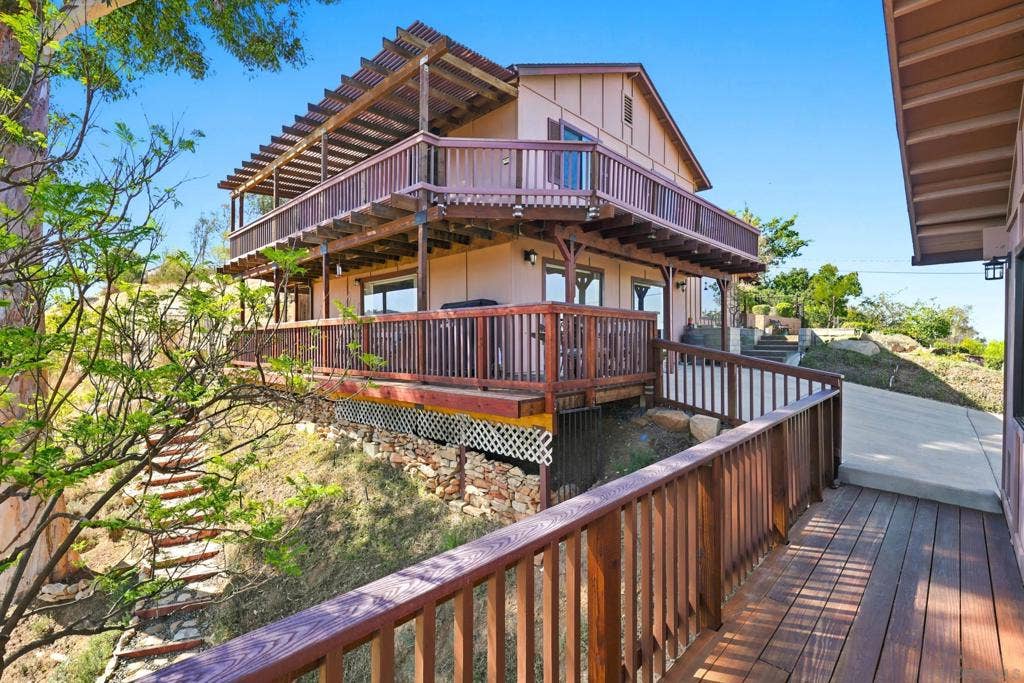 12886 Castle Court Drive, Lakeside, CA 92040