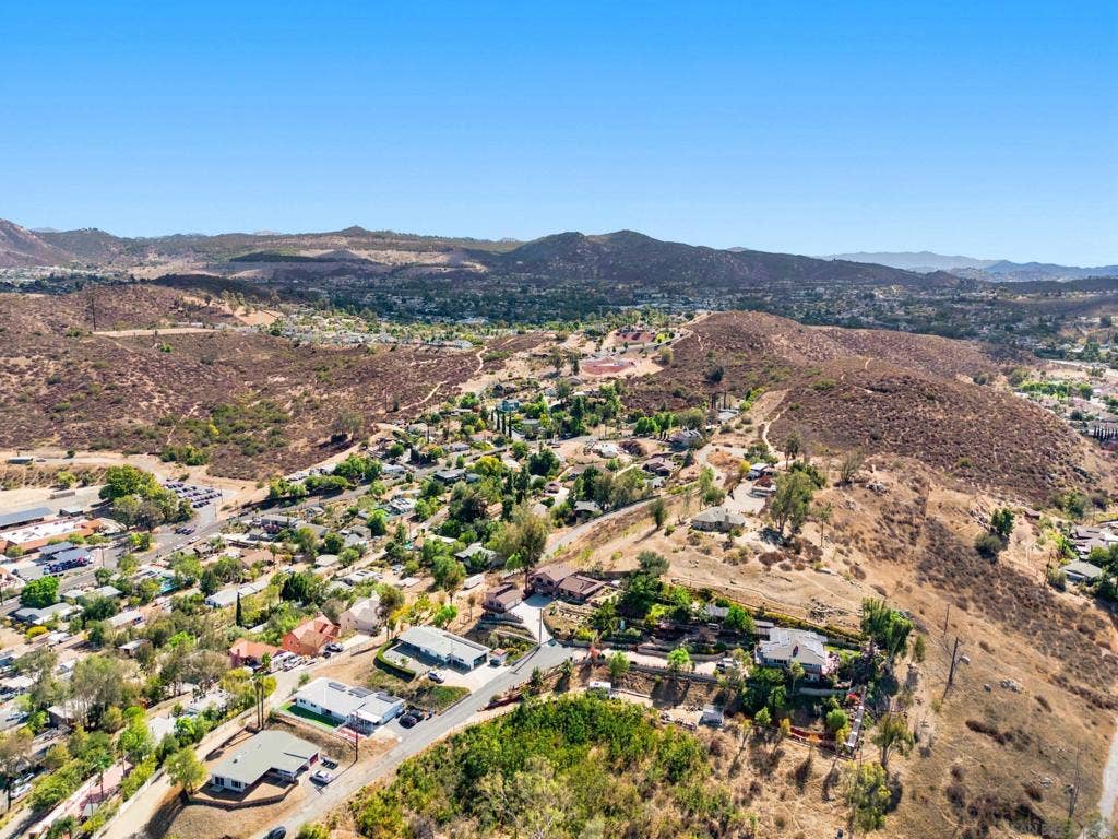 12886 Castle Court Drive, Lakeside, CA 92040