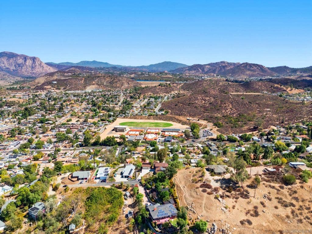 12886 Castle Court Drive, Lakeside, CA 92040
