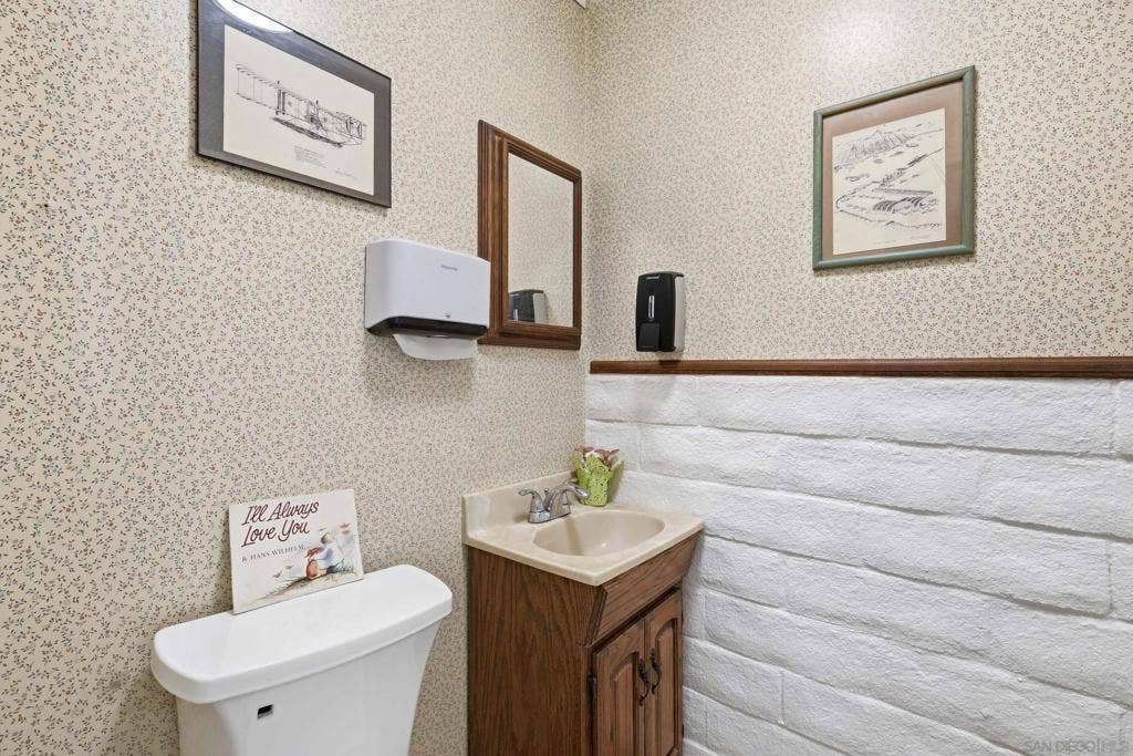 12886 Castle Court Drive, Lakeside, CA 92040