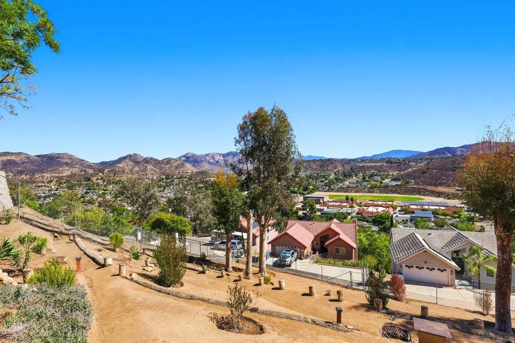 12886 Castle Court Drive, Lakeside, CA 92040