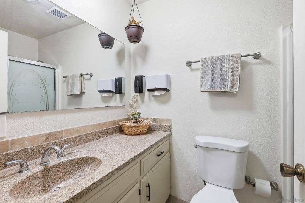 12886 Castle Court Drive, Lakeside, CA 92040