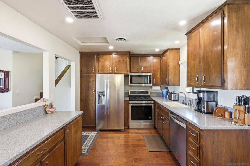 12886 Castle Court Drive, Lakeside, CA 92040