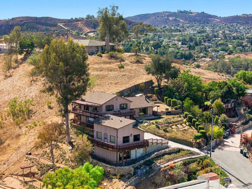 12886 Castle Court Drive, Lakeside, CA 92040