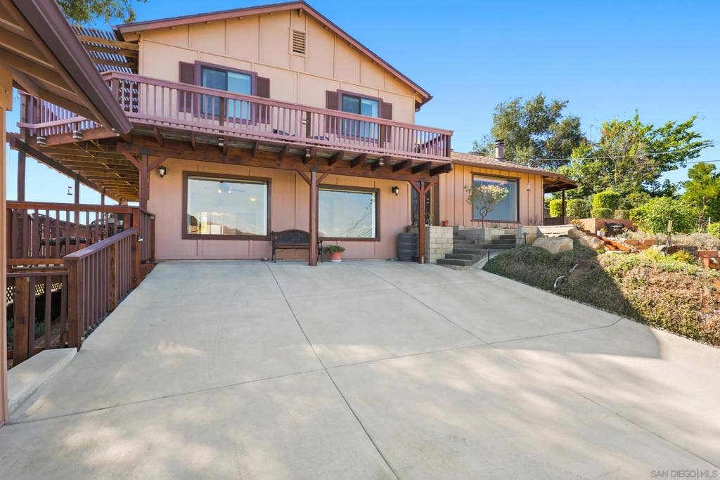 12886 Castle Court Drive, Lakeside, CA 92040