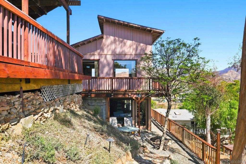 12886 Castle Court Drive, Lakeside, CA 92040