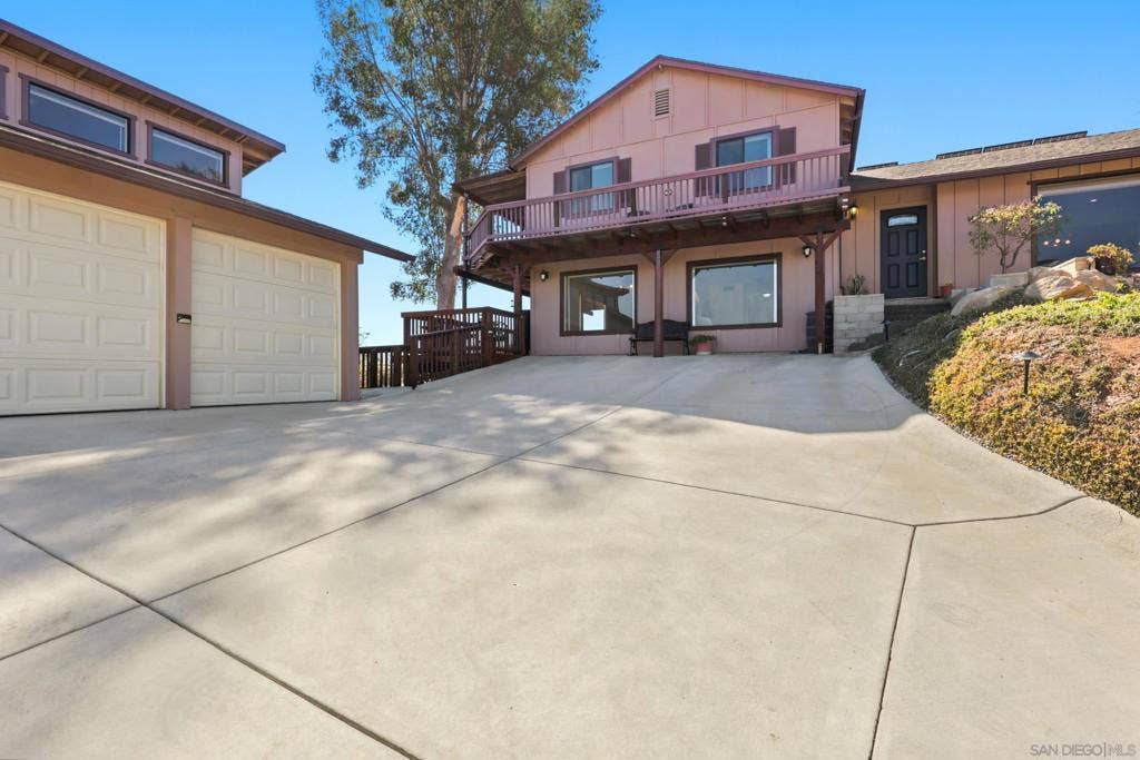 12886 Castle Court Drive, Lakeside, CA 92040