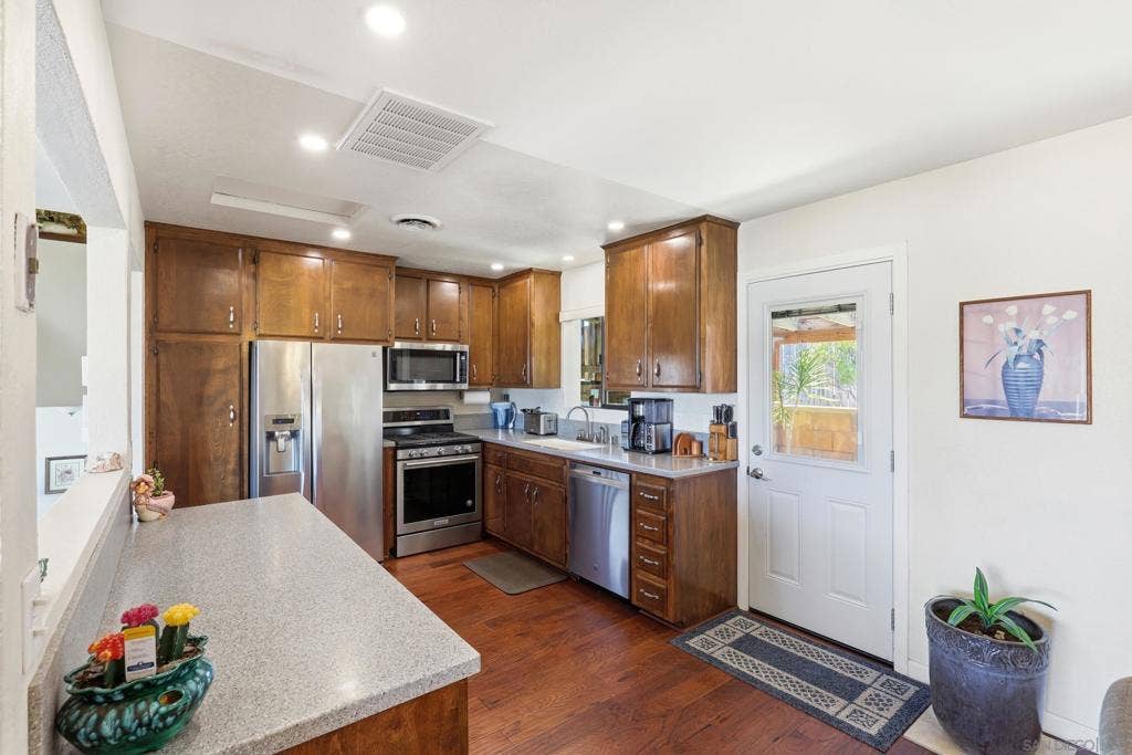 12886 Castle Court Drive, Lakeside, CA 92040