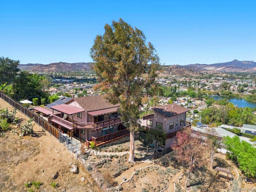 12886 Castle Court Drive, Lakeside, CA 92040