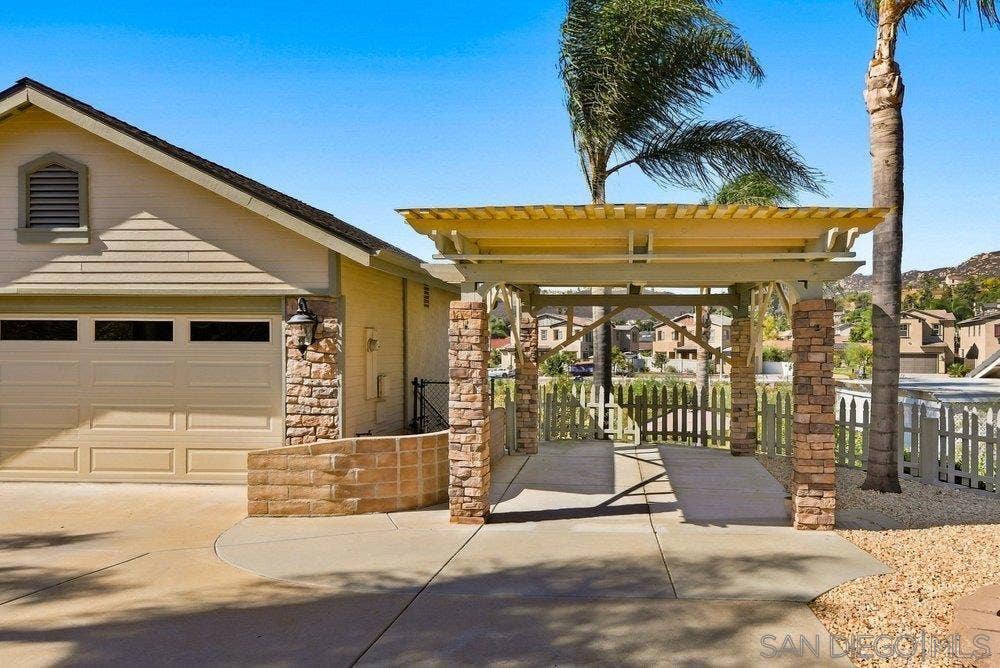 1422 W Country Club, Escondido, CA 92026