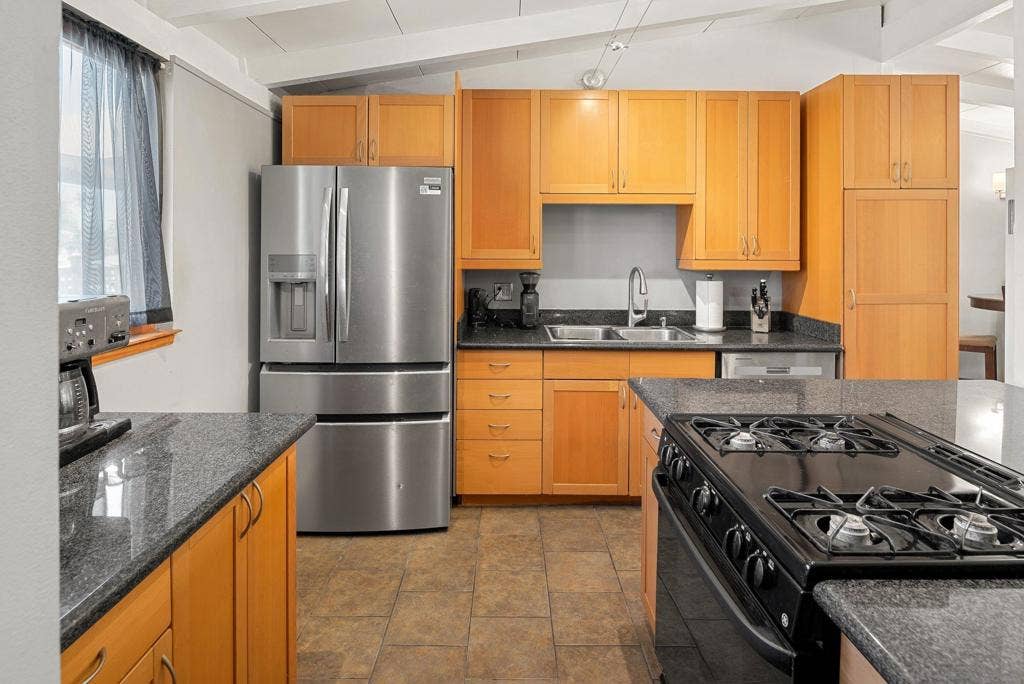 4740 Shoshoni Ave., San Diego, CA 92117 Stainless steel appliances.