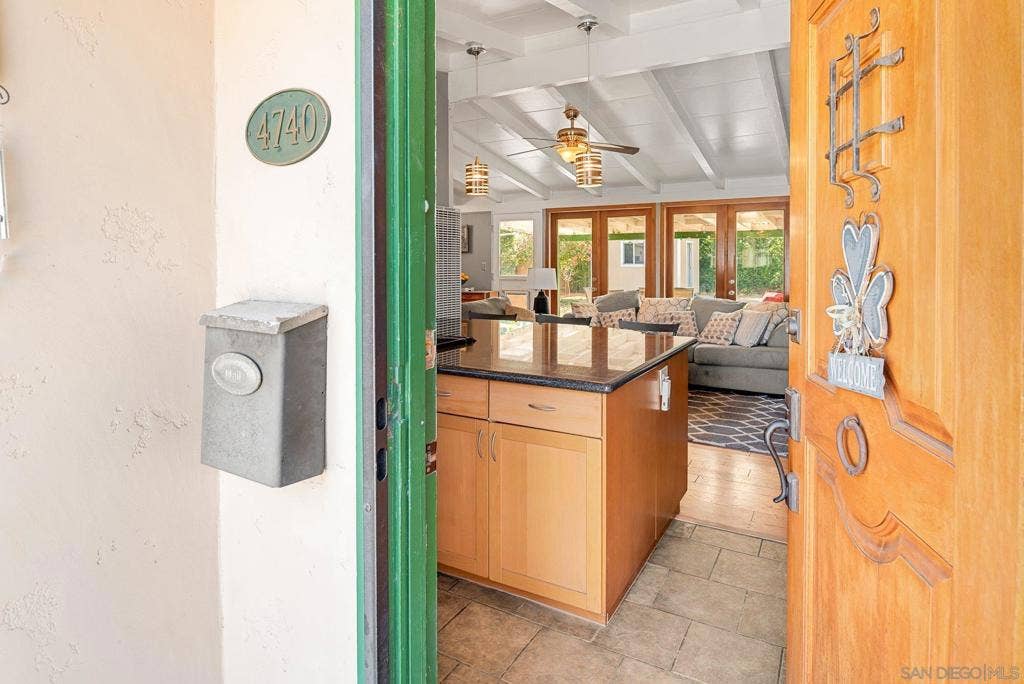 4740 Shoshoni Ave., San Diego, CA 92117 Entry