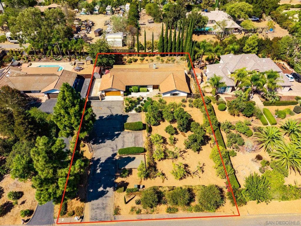 1643 Citrus Hills Lane, Escondido, CA 92027 https://zimg.paragon.ice.com/ParagonImages/Property/PA/SDMLS/-537594/24/120/90/a5f089549920abacce907c93016b7ec3/3/3bdf5bfc48935ec7a41b84c9461743c3/-537594-6320a297-9a63-4196-b894-615b3b1fc47a.JPG