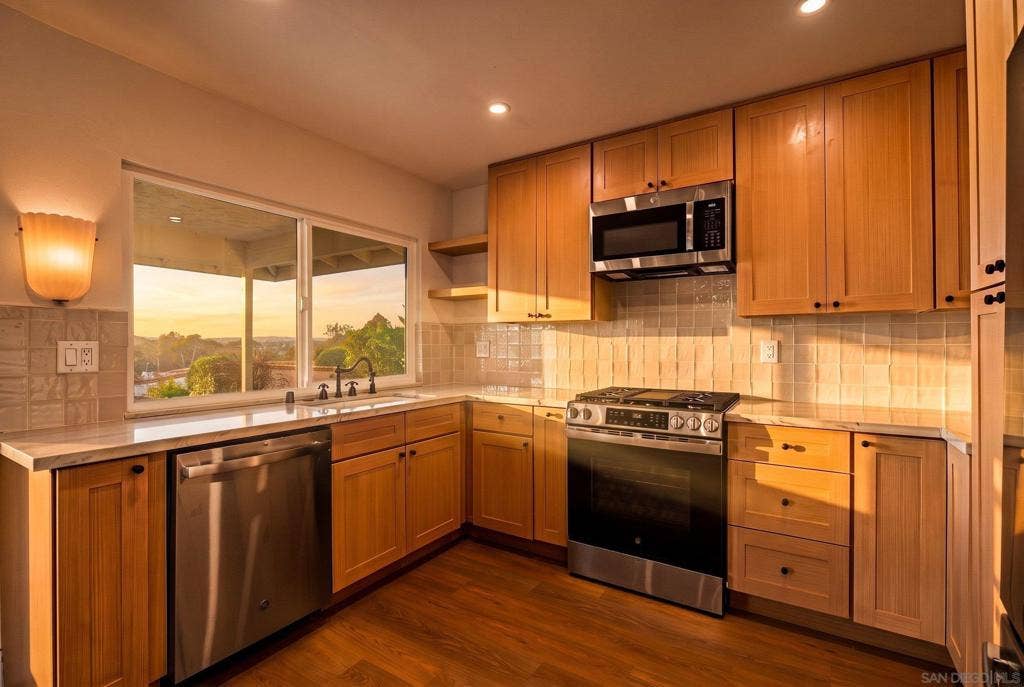 12602 Senda Acantilada, San Diego, CA 92128 https://zimg.paragon.ice.com/ParagonImages/Property/PA/SDMLS/-537612/3/533/400/6f4fe99b79e301eca7f16116a658f86b/3/70c7492f3255773d7e86d196f34f1517/-537612-0553422d-4da8-4882-8652-067928c2ff30.JPG