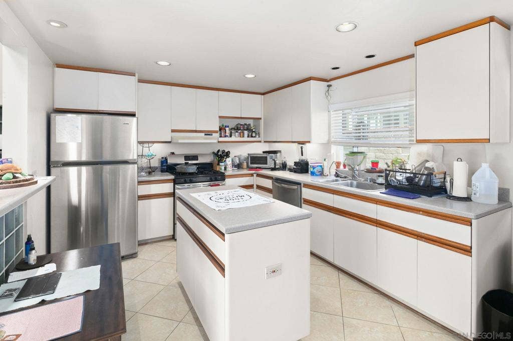 827 Law, San Diego, CA 92109 827 Law, San Diego, CA 92109