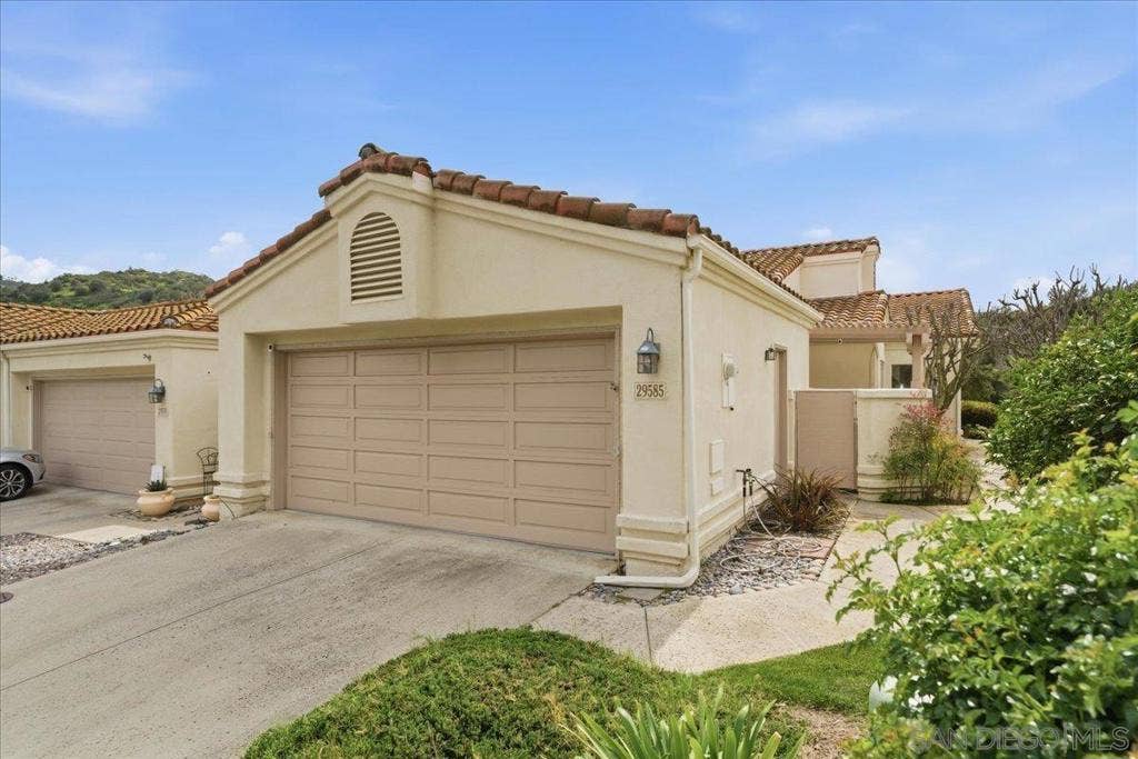 29585 Circle R Greens, Escondido, CA 92026 29585 Circle R Greens, Escondido, CA 92026