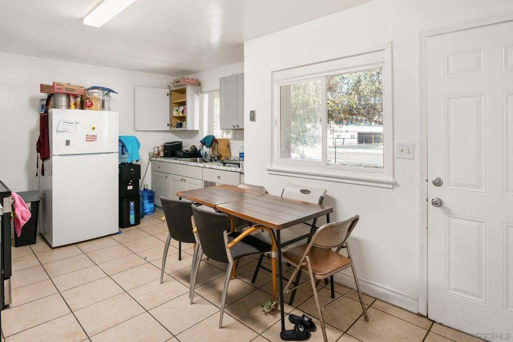561 E Mission, Escondido, CA 92025 561 E Mission, Escondido, CA 92025