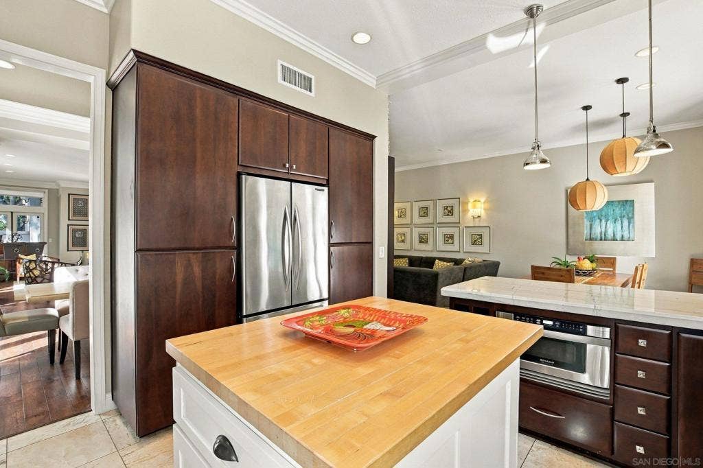 5330 Renaissance Ave., San Diego, CA 92122 5330 Renaissance Ave., San Diego, CA 92122