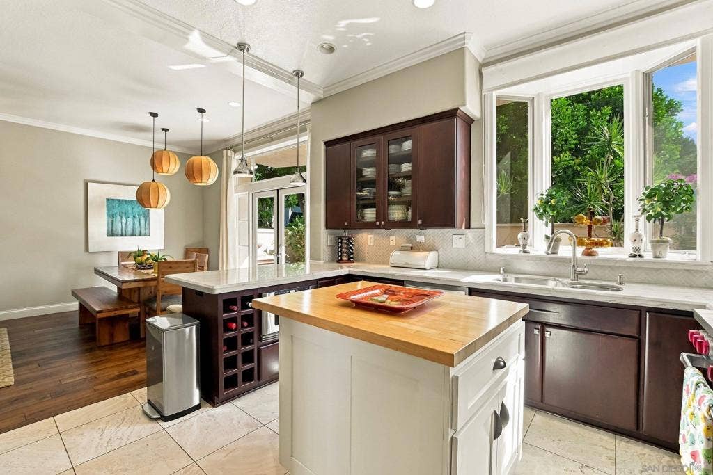 5330 Renaissance Ave., San Diego, CA 92122 5330 Renaissance Ave., San Diego, CA 92122