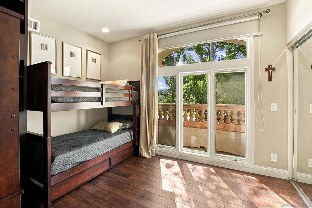 5330 Renaissance Ave., San Diego, CA 92122 5330 Renaissance Ave., San Diego, CA 92122