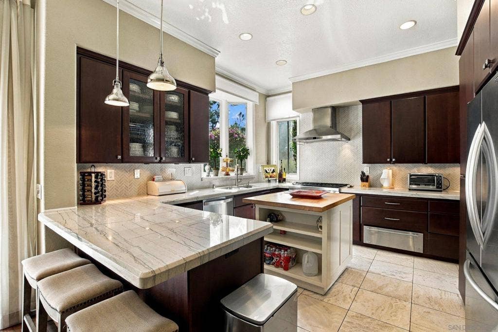 5330 Renaissance Ave., San Diego, CA 92122 5330 Renaissance Ave., San Diego, CA 92122