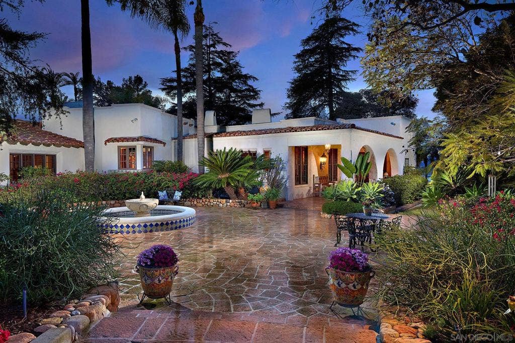 Welcome Home to Glorious 6525 Lago Lindo