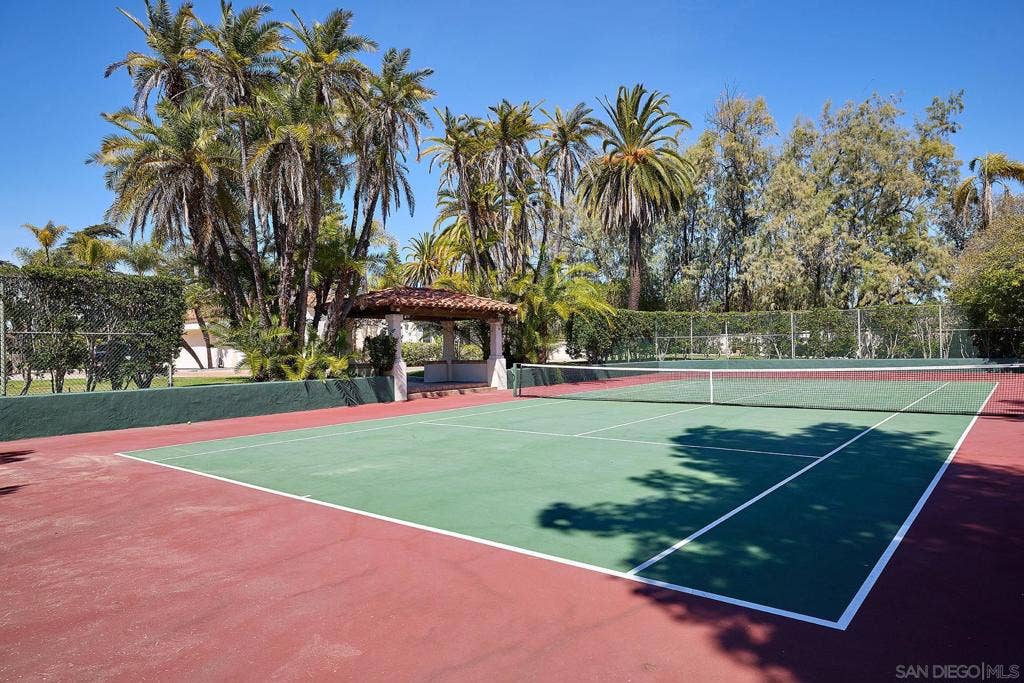 Tennis or pickleball await you along with the ability to have a horse?  Options are endless at the Hahncienda.