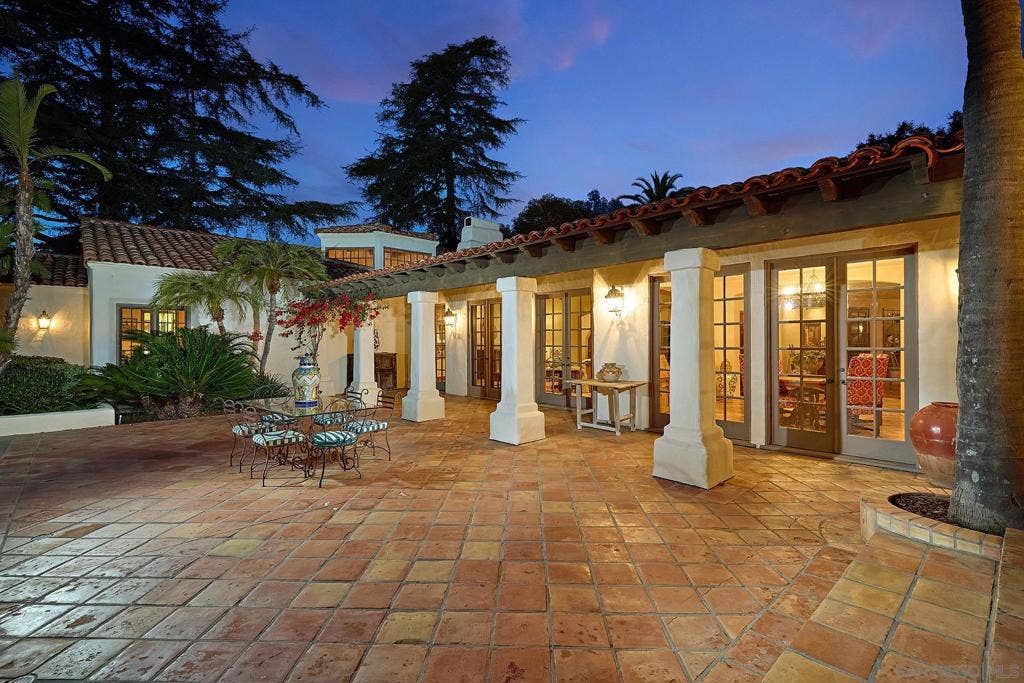 Comfort in the patio poolside.