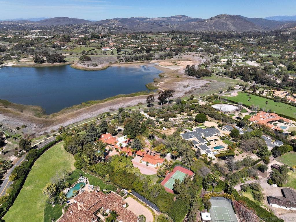 Dramatic sweeping views of the lake and mountains.
