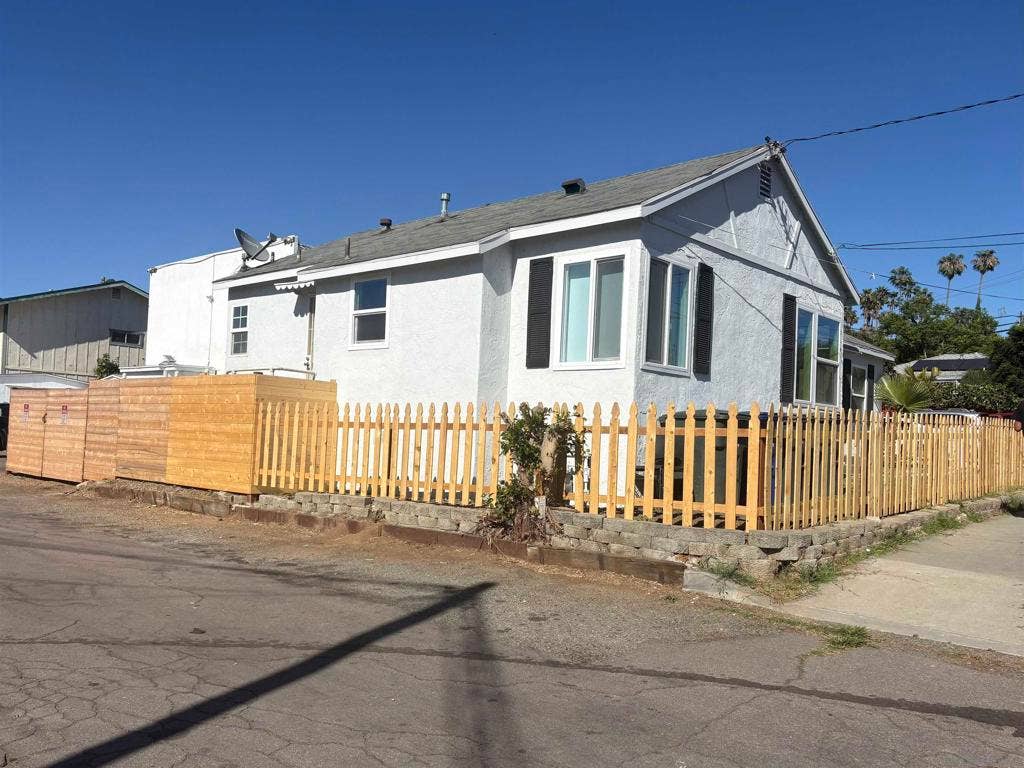218 E Connecticut Ave, Vista, CA 92084 218 E Connecticut Ave, Vista, CA 92084