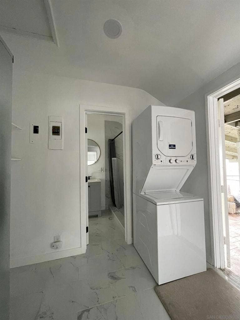 218 E Connecticut Ave, Vista, CA 92084 Unit #220