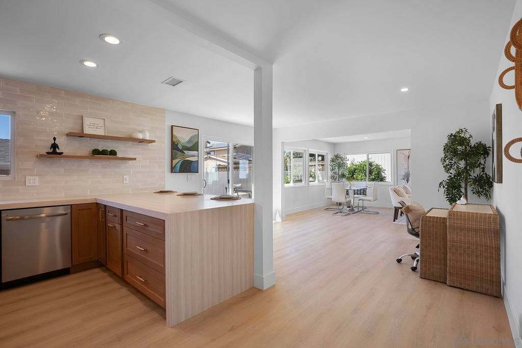 3270 Innuit Ave, San Diego, CA 92117 Kitchen