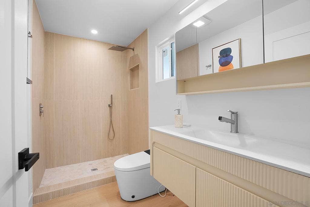 3270 Innuit Ave, San Diego, CA 92117 Primary Bath/Spa