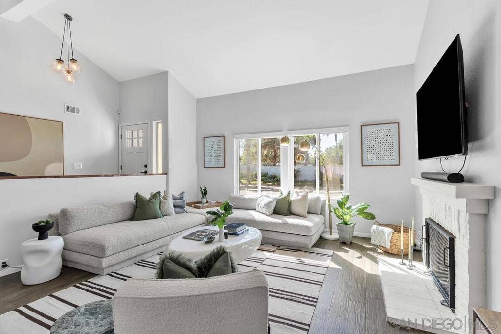 377 N Willowspring Drive, Encinitas, CA 92024 Living Room